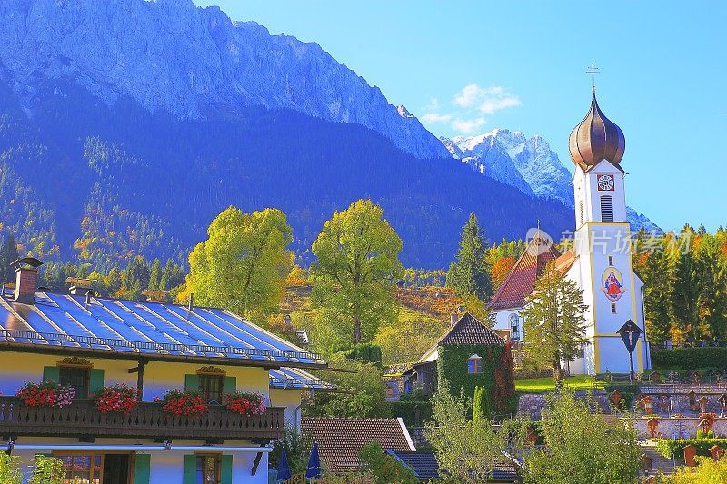 巴洛克式的圣约翰尼斯德尔Täufer教堂在Grainau阿尔卑斯村与Zugspitze, Waxenstein和Alpspitze景观-戏剧性的风景在巴伐利亚阿尔卑斯山，德国，附近的Karwendel山脉-雄伟的高山景观秋天-加尔米施，德国巴伐利亚